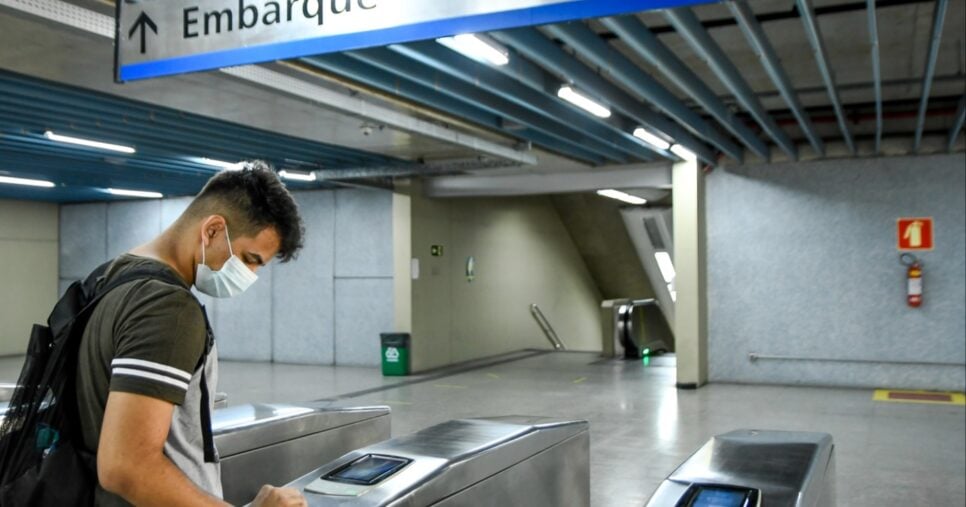 Os estudantes tem até 30 de junho de 2025 para renovar a meia passagem no metrô (Foto: MetrôFor)