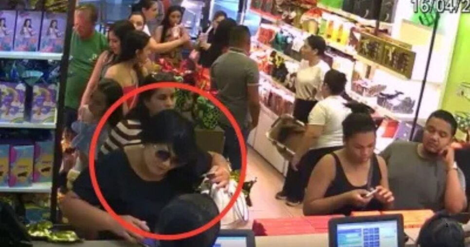 Jordélia Pereira Barbosa supostamente disfarçada na loja de chocolates, imagens captadas pelas câmeras de segurança (Foto Reprodução/CNN)