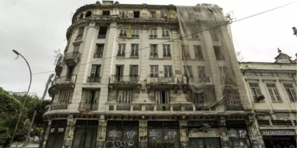 Prédio abandonado do antigo Hotel Paris, na Praça Tiradentes (Foto: Reprodução / Diário do Rio)