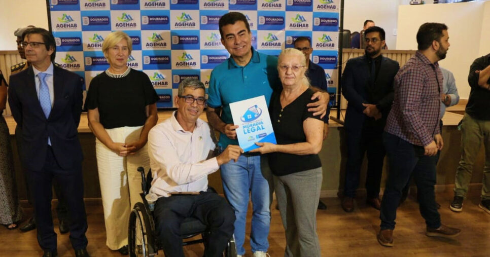 Prefeito Marçal Filho entregando imóveis (Foto: Reprodução)