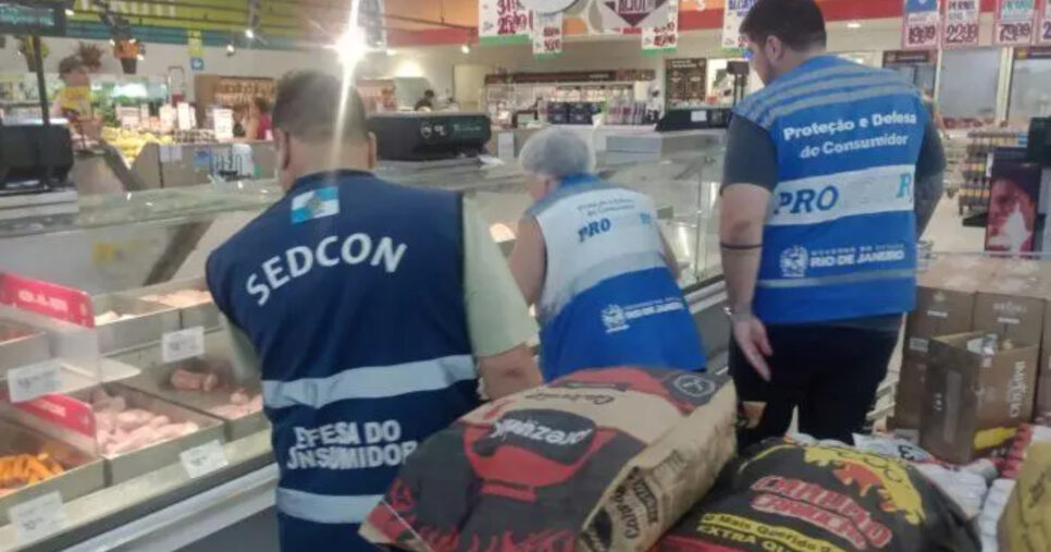 Agentes da Sedcon e Procon durante a fiscalização (Foto: Diário do Rio)