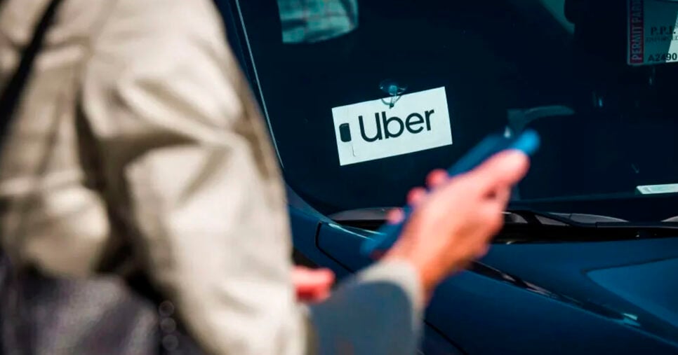 Carro com adesivo Uber (Foto: Reprodução)