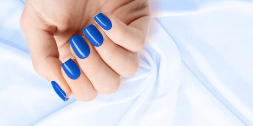 Unha azul (Foto: Freepik)