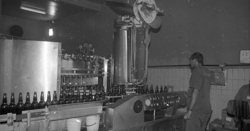 Visão de dentro da fábrica da Monteiro Refrigerantes em 2000 (Foto: Diário do Nordeste)