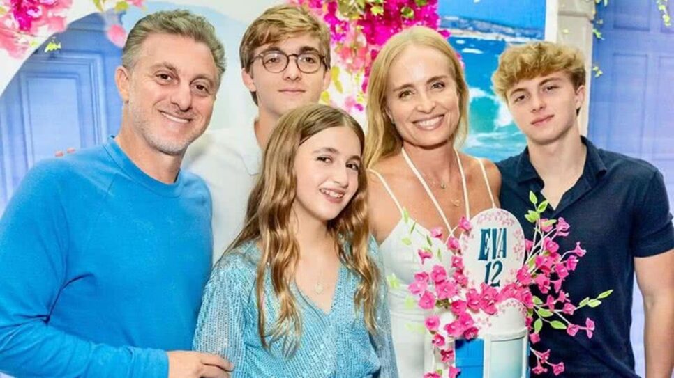 A loira com seu marido e filhos (Foto: Reprodução/ Instagram)