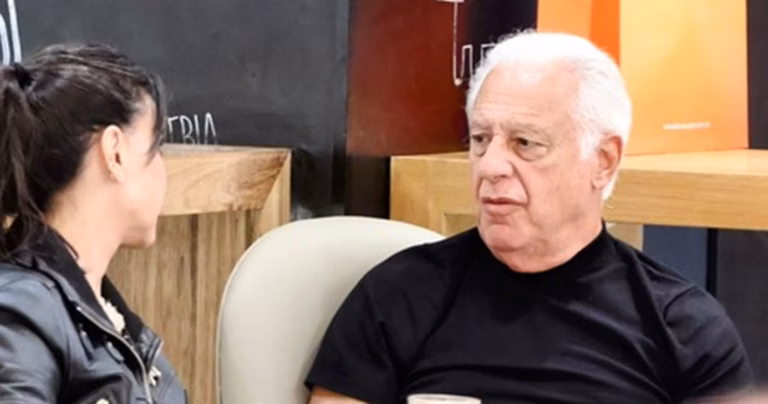 Discreto, Antonio Fagundes faz rara aparição pública com pessoa 30 anos mais jovem com quem vive relação
