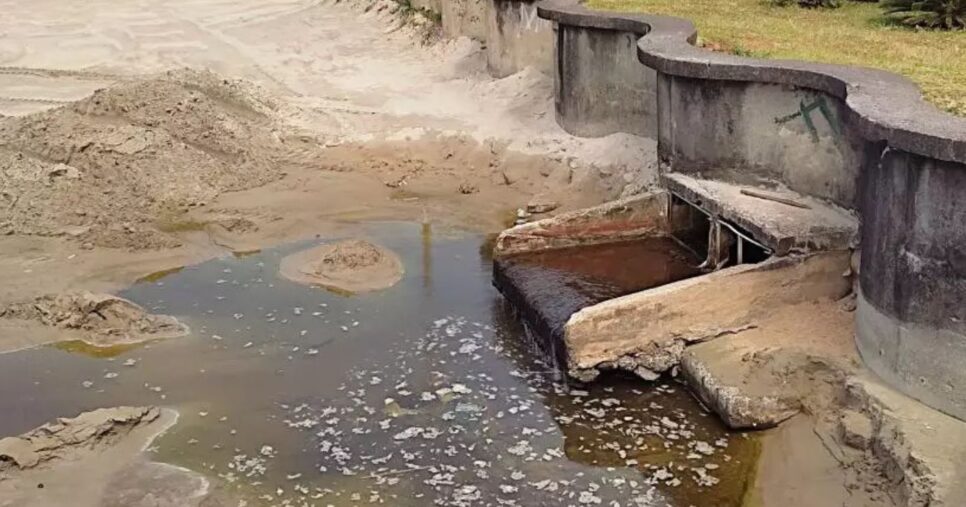 Esgoto se misturando à areia (Foto Reprodução/Tribuna)