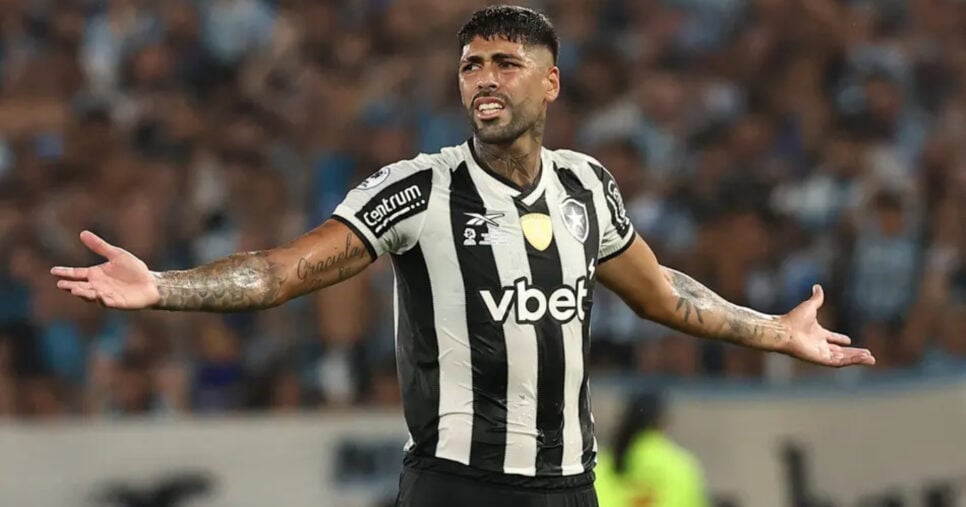 Alexander Barboza, zagueiro do Botafogo (Foto: ALEJANDRO PAGNI/ AFP)