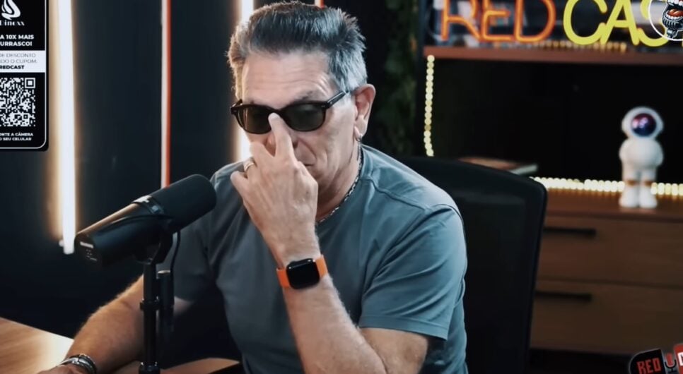 Cantor famoso expõe estar proibido de entrar na Globo e explode motivo (Foto: Reprodução/ RedCast/ YouTube)