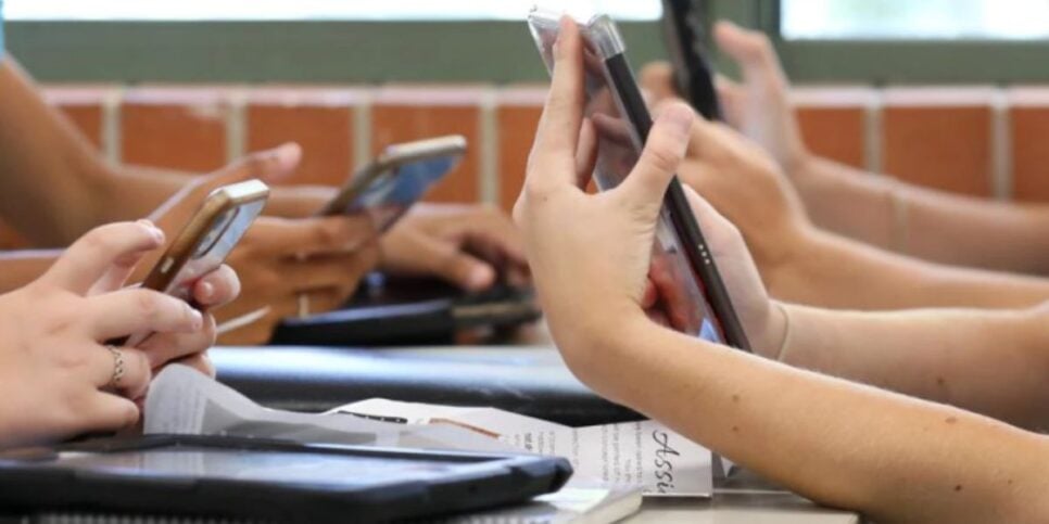 Não pode mais usar celular nas escolas de SP (Reprodução: Canva)