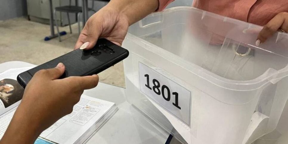 Celulares ficam guardados na escola (Reprodução: Internet)
