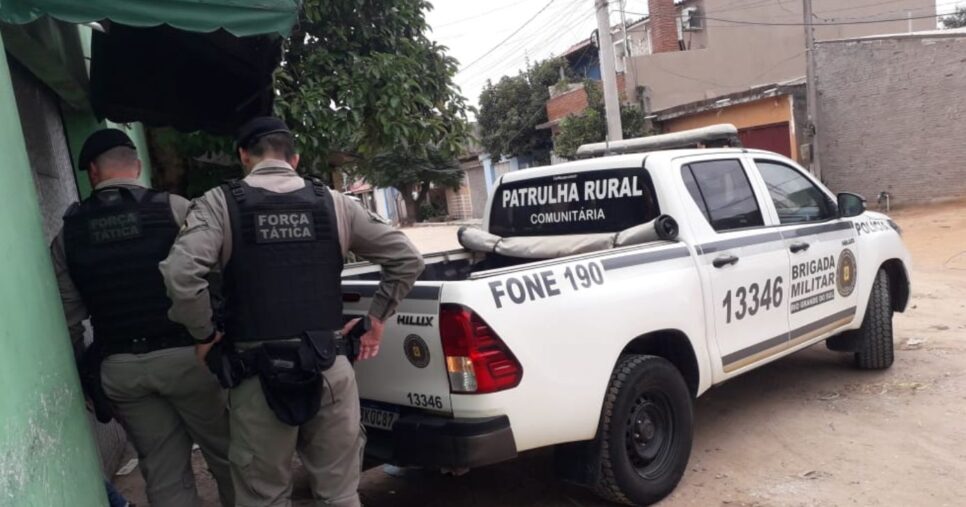 Policiais da Patrulha Rural da Brigada Militar em apoio à operação da Vigilância Sanitária da Secretaria Municipal