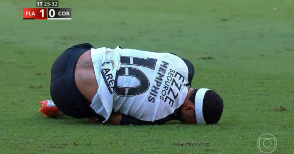 Memphis Depay deixou o campo com dores (Foto: Reprodução/Globo)