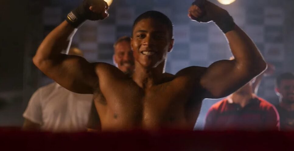 Marlon descobre que vai lutar em Miami e expõe sabotagem de Carlos (Foto: Reprodução/ TV Globo)