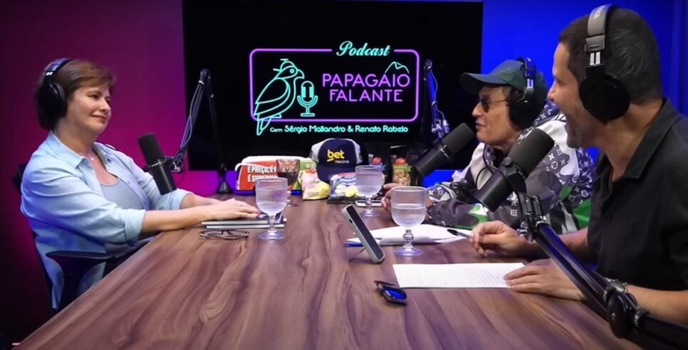 Atriz no podcast Papagaio Falante (Foto: Reprodução/ YouTube)