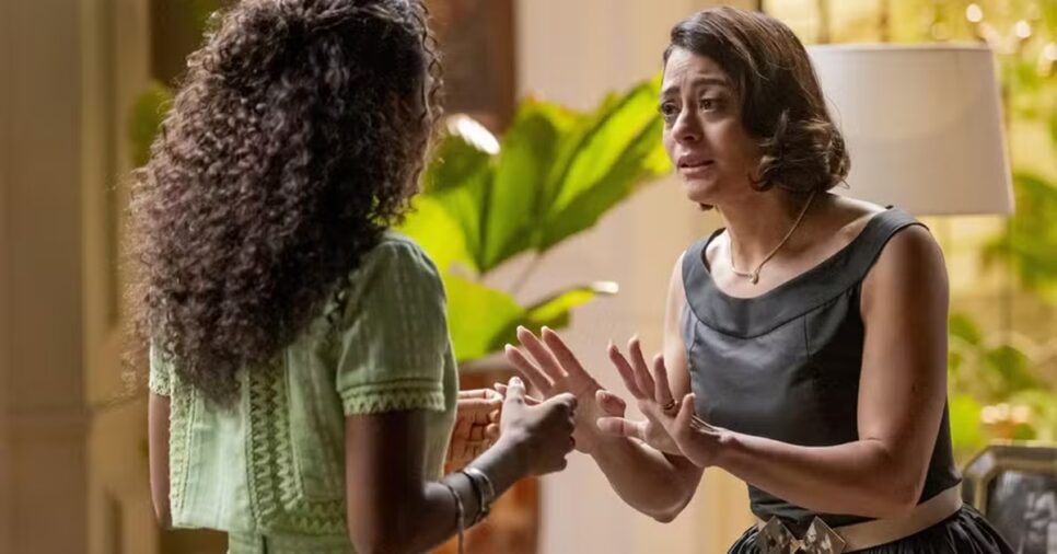 Beatriz desmascara a filha para Clarice que coloca a mimada contra a parede (Foto: Reprodução/ TV Globo)