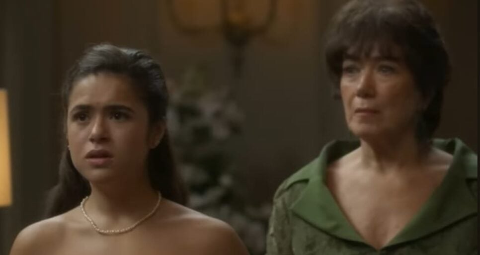 Bia passa vergonha diante da avó e toda a família (Foto: Reprodução/ TV Globo)