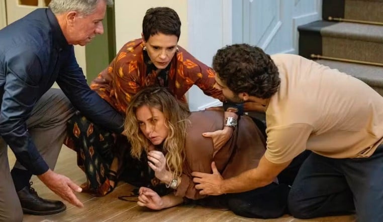 Heleninha (Paolla Oliveira) bêbada em Vale Tudo (Foto: Reprodução / Globo)