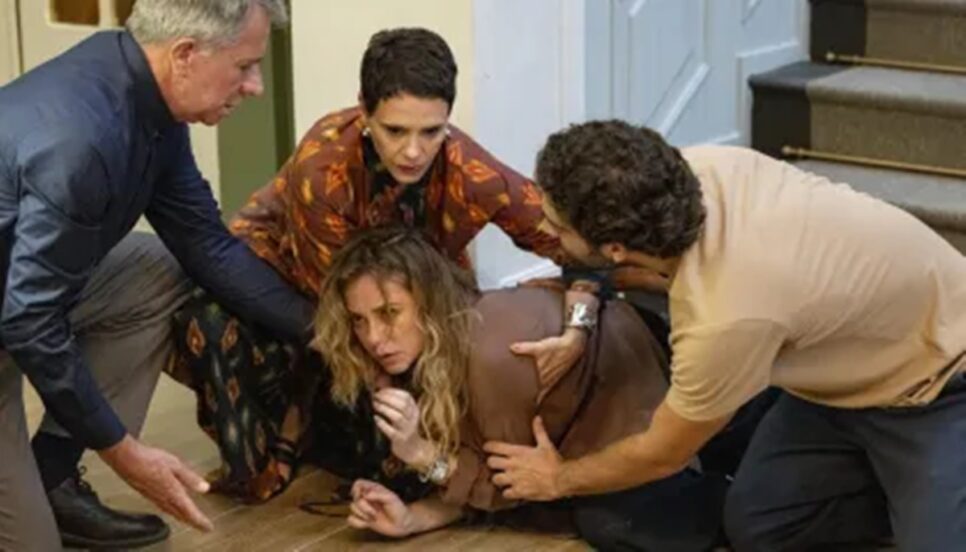 Heleninha no chão após chegada de Odete (Foto: Reprodução/ TV Globo)