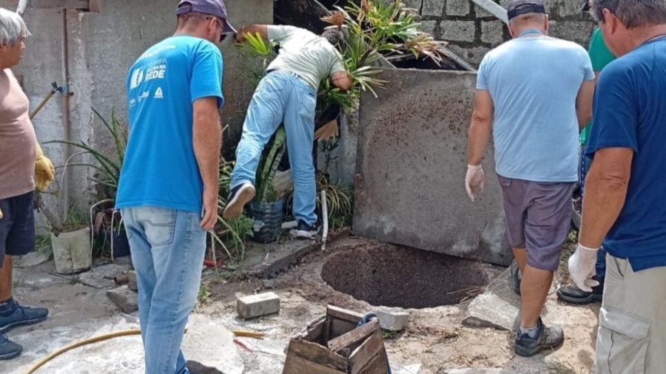 Esgoto a céu aberto e caixa de gordura irregular foram detectados pelos fiscais da Vigilância Sanitária (Foto Reprodução/NCS)