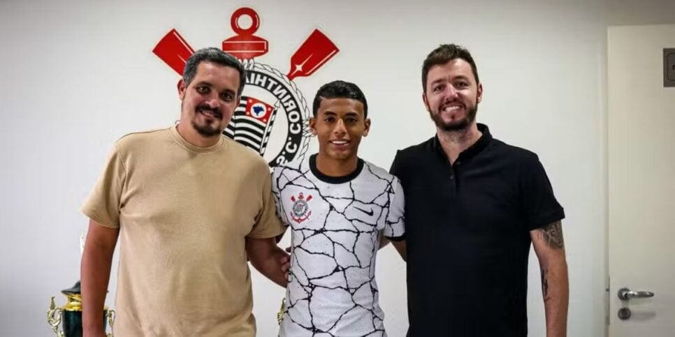 Kauê Júnior assinou o seu primeiro contrato profissional (Reprodução: Corinthians)