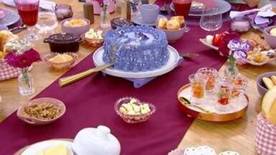 A mesa repleta de comidas do programa tem destino inesperado (Foto: Reprodução/ Globoplay)