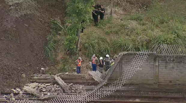 Muro desaba sobre trilhos do Metrô Rio (Foto: Reprodução / Globo)