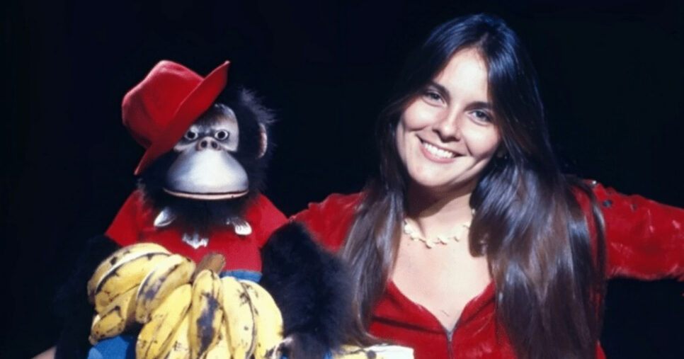 Paula Saldanha e o macaco Loyola na TV Globinho (Reprodução/Memória Globo)