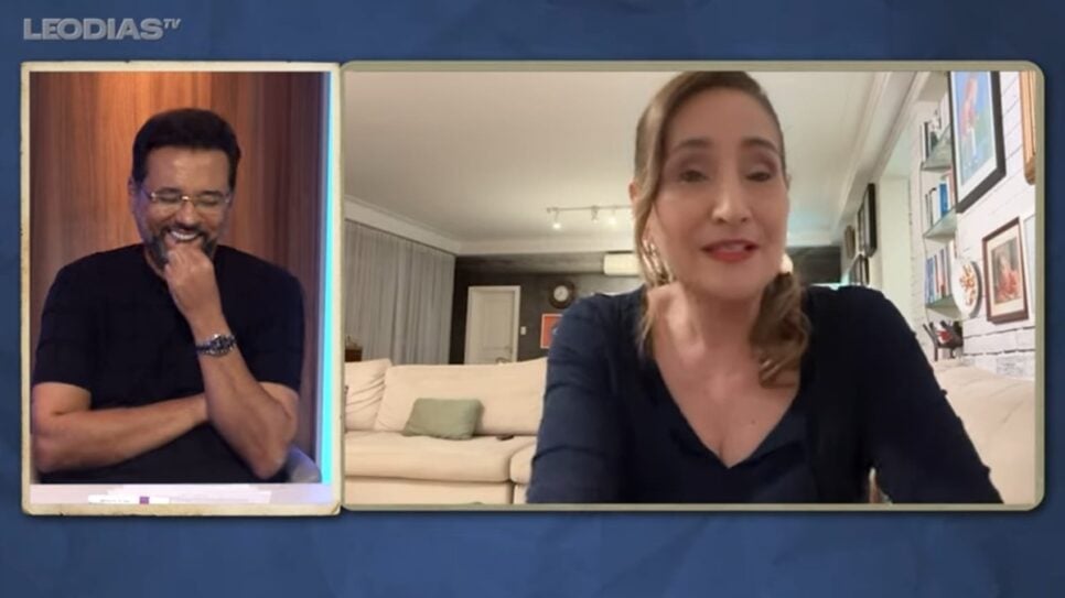 Jornalista arranca sorriso do colega sobre motivo para esquecer rixa (Foto: Reprodução/ YouTube)