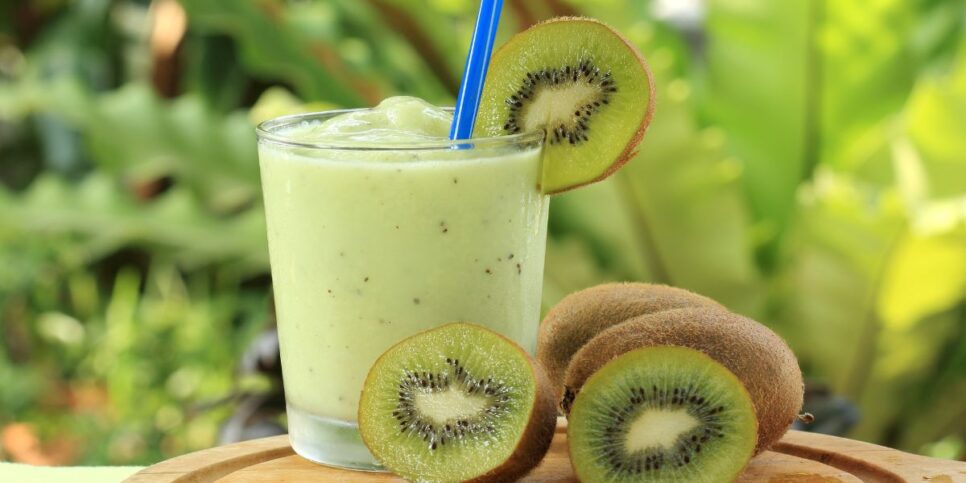 Suco de kiwi para rejuvenescer a pele (Reprodução: Canva)