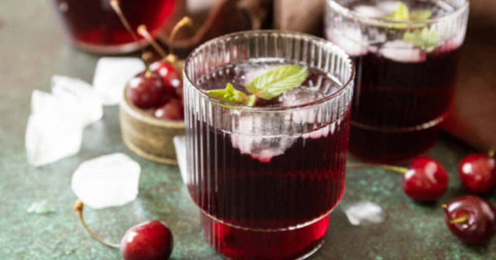 Suco natural de cereja pode ajudar idosas (Foto: iStock)