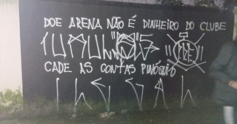 Torcedores pedem pela saída de Augusto Melo (Foto: Reprodução)