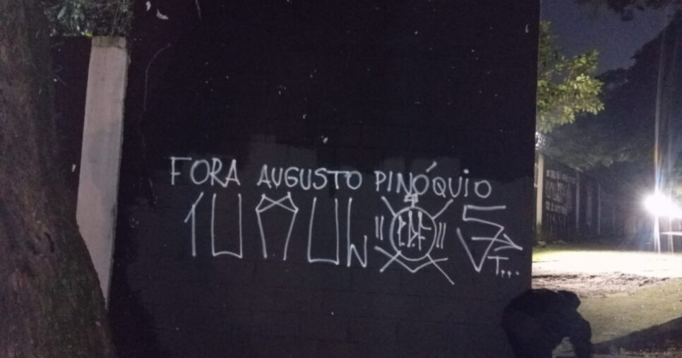 Muros do Parque São Jorge, do Corinthians, são alvos de protestos (Foto: Reprodução)