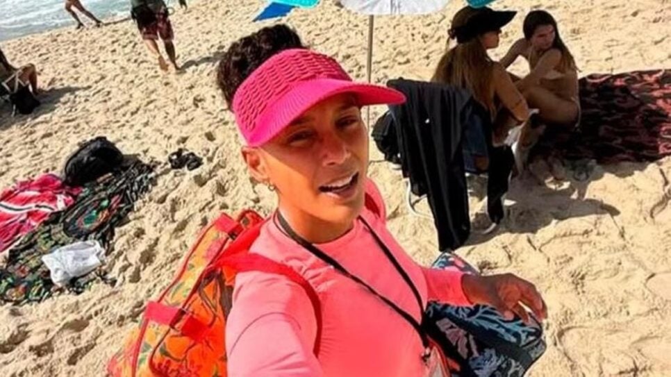 Raquel segue conselho de Bartolomeu e se transforma em ambulante nas praias do RJ (Foto: Reprodução/ TV Globo)