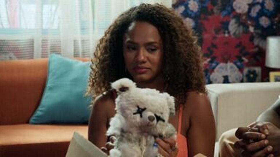 Madá recebe encomenda maldita que a deixa apavorada e acredita ser de Cacá (Foto: Reprodução/ TV Globo)