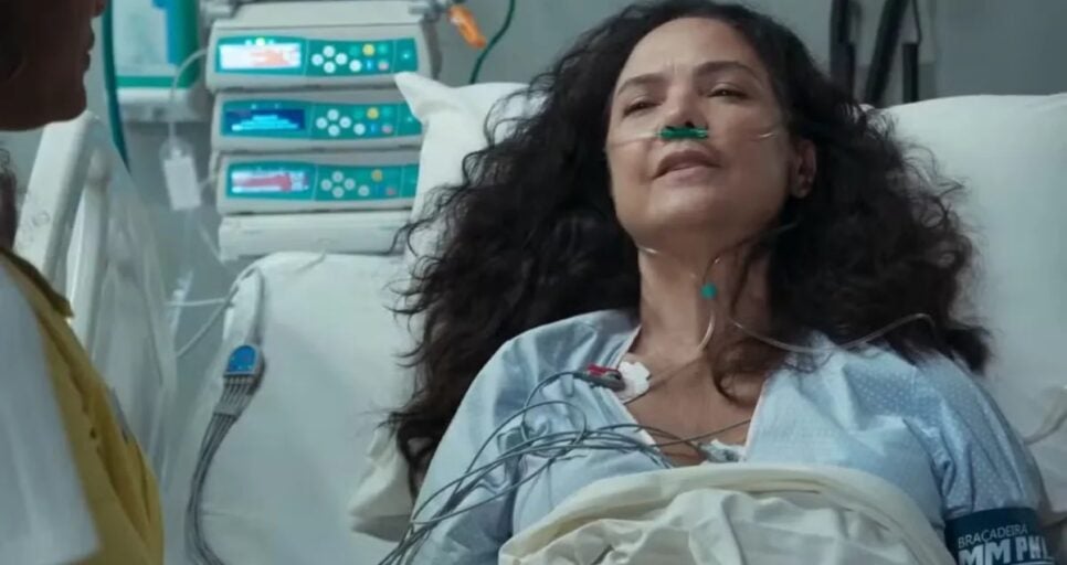 Doralice vai parar no hospital após desmaio (Foto: Reprodução/ TV Globo)