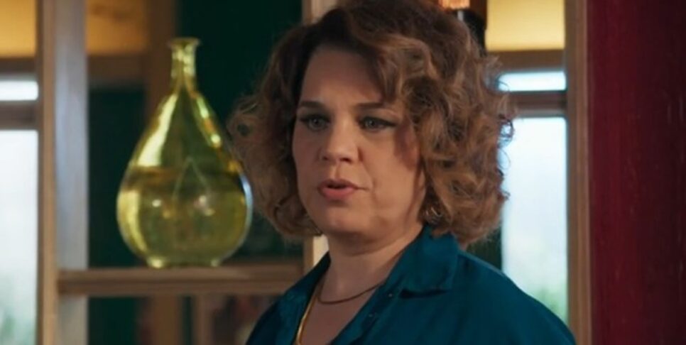 Temendo tudo e todos,Violeta fica apavorada com presença de Jô no seu quarto da mansão (Foto: Reprodução/ TV Globo)