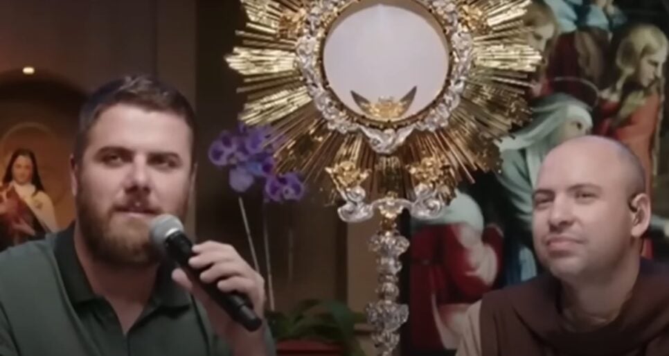 Sertanejo em Live do Frei Gilson (Foto: Reprodução/ YouTube)