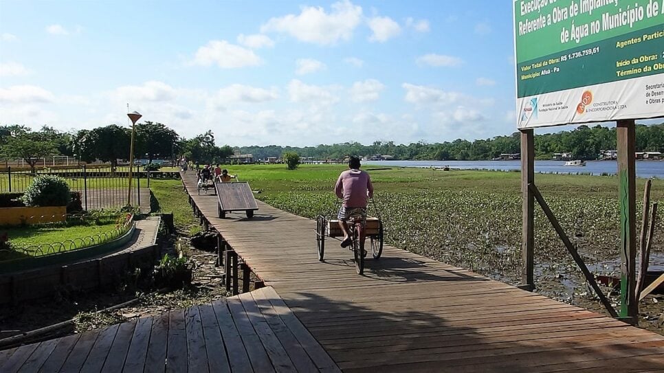 Em Afuá, no Pará, as pessoas se locomovem usando bicicletas e transportes não motorizados (Foto: Reprodução/ Internet)