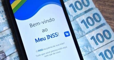 Aplicativo Meu INSS e notas de cem reais (Foto: depositphotos  / thenews2)