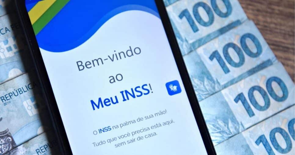 Aplicativo Meu INSS e notas de cem reais (Foto: depositphotos / thenews2)