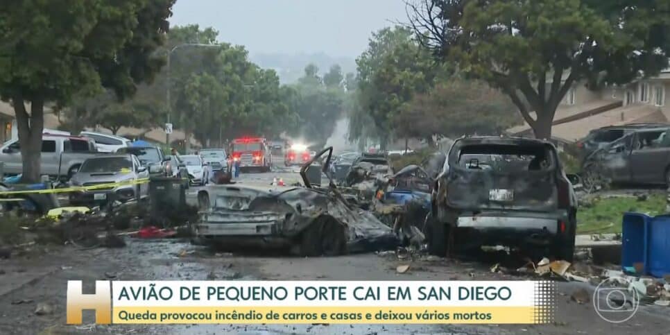 Carros destruídos após queda de avião (Foto: Reprodução / Globo)