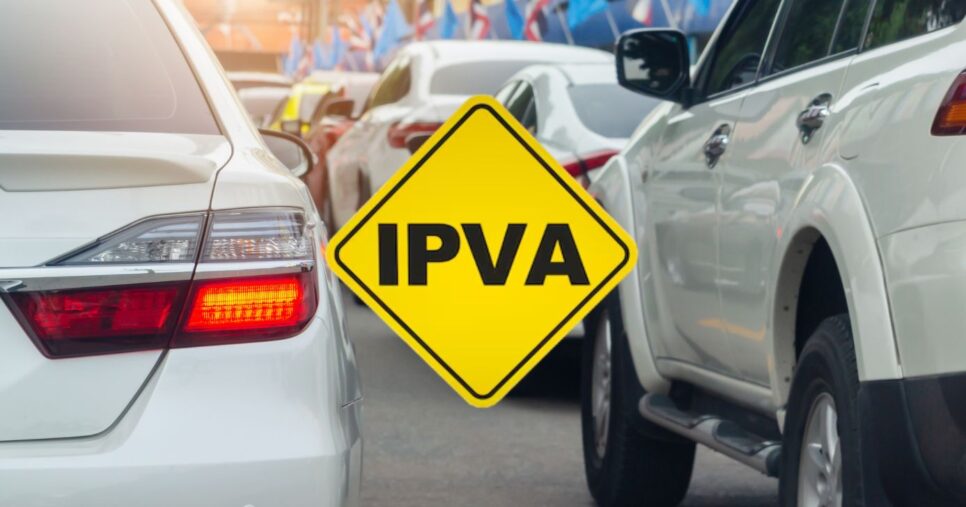 Carros e placa de IPVA (Fotos: Canva / Freepik)
