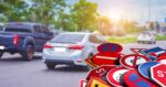 Carros em estrada e ilustração lei de trânsito (Fotos: Canva)