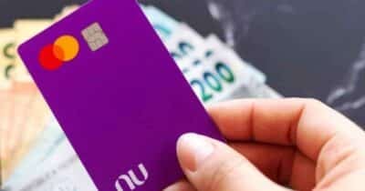Cartão Nubank e notas de Real (Foto: Reprodução / Internet)