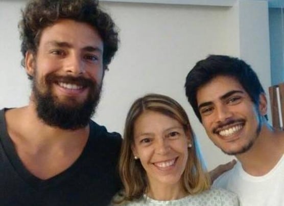 Cauã Reymond ao lado da mãe, Denise, e do irmão, Pável (Foto: Reprodução/ Internet)