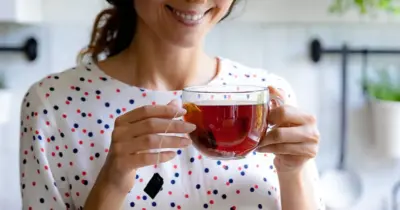 Chá anticancerígeno com fruta popular age contra diagnóstico de doença