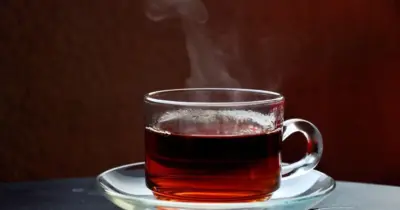 Adeus, retenção de líquidos: Chá com limão e +2 ingredientes tira o inchaço
