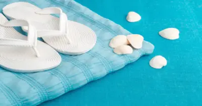 A melhor dica para deixar os chinelos brancos, segundo especialista