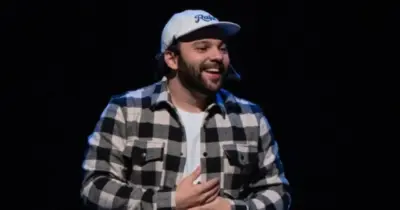 Raphael Ghanem chega ao Rio de Janeiro, neste domingo (18), com espetáculo “Se é que você me entende”